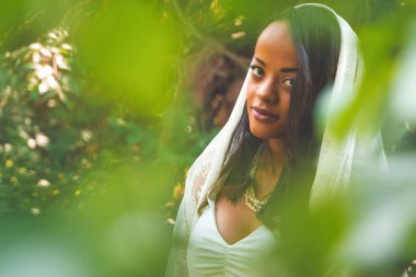 Beyaz pelerinli siyah bir kadının potpurisi.