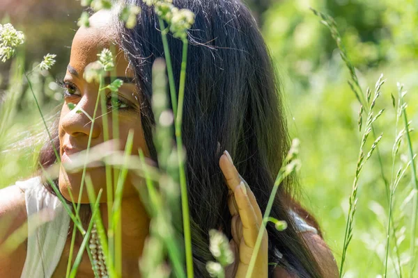 Yazın uzun otların arasında Afrikalı Amerikalı bir kadın.