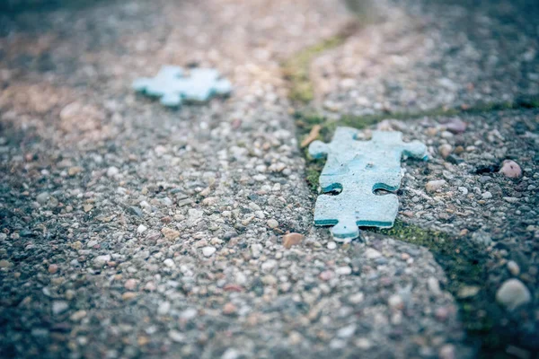 Pièces Puzzle Bleu Sur Une Route Mise Point Sélective — Photo