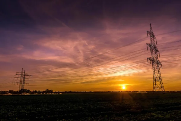 Elektrická Vedení Nad Polem Krásném Západu Slunce — Stock fotografie