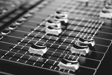 Seçici odak noktasında siyah beyaz resim olarak bir karıştırma konsolu