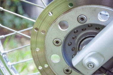 Yakın planda motorun fren diskleri delinmiş.