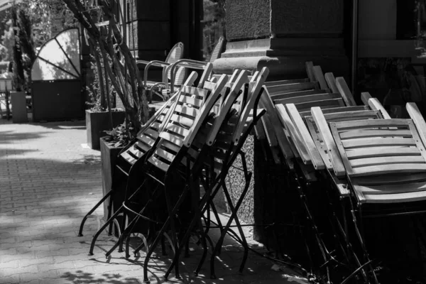 Skládací Židle Před Kavárnou Městě Černobílém — Stock fotografie