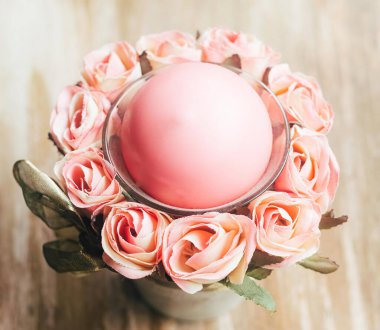 Yapay güllerin güzel bir süslemesi