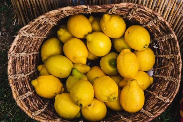 Dřevěný Koš Čerstvými Citrony — Stock fotografie
