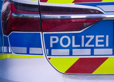 Arkadan bir polis arabası ve Alman polisi mesaj atıyor.