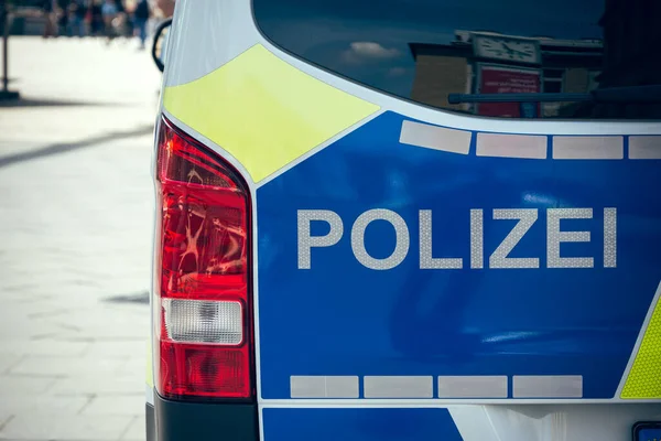 Arkadan bir polis arabası ve Alman polisi mesaj atıyor.