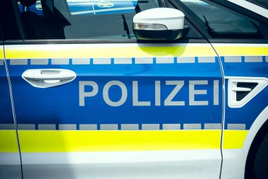 Alman polisinin mesaj attığı bir polis arabası.