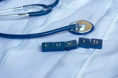 Steteskoplu bir doktor önlüğü ve 