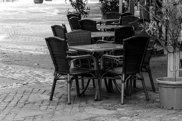 Sillas Mesas Frente Café Una Ciudad Blanco Negro —  Fotos de Stock