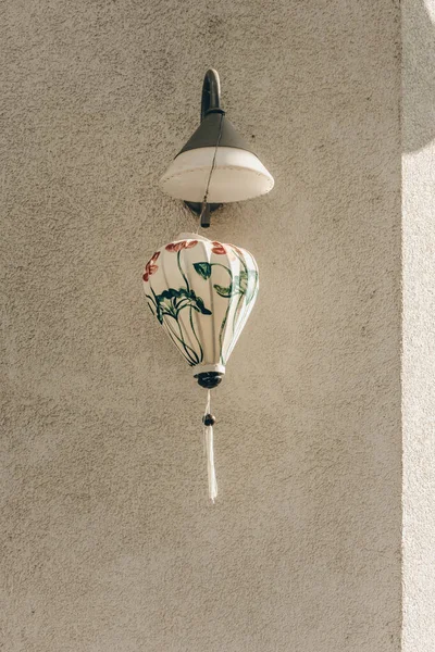 Lanterne Peinte Main Tissu Sur Une Lampe Maison Dans Ville — Photo