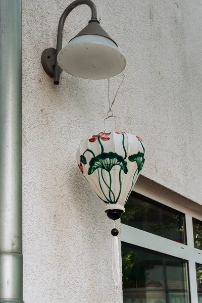 Lanterna Dipinta Mano Tessuto Una Lampada Nella Casa Città — Foto Stock