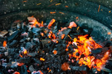 Izgarada mangal kömürü ve seçici odaklı ateş.