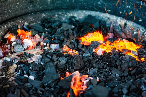 Holzkohle Auf Einem Grill Mit Feuer Selektiven Fokus — Stockfoto