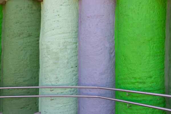 Colonne Pietra Colorate Con Ringhiera Una Città — Foto Stock