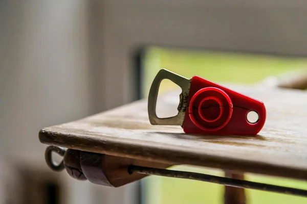 Abrebotellas Sobre Una Mesa Rústica Enfoque Selectivo — Foto de Stock