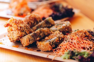 Seçici odaklı karides ve sebzeli bir balık tabağı.