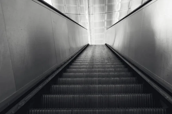 Eine Rolltreppe Schwarz Weiß Aufnahmen — Stockfoto