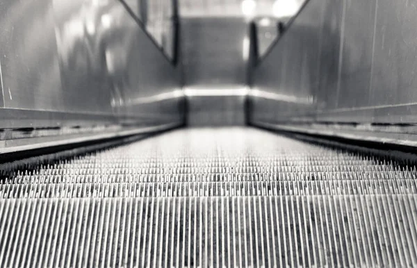 Eine Rolltreppe Schwarz Weiß Aufnahmen — Stockfoto