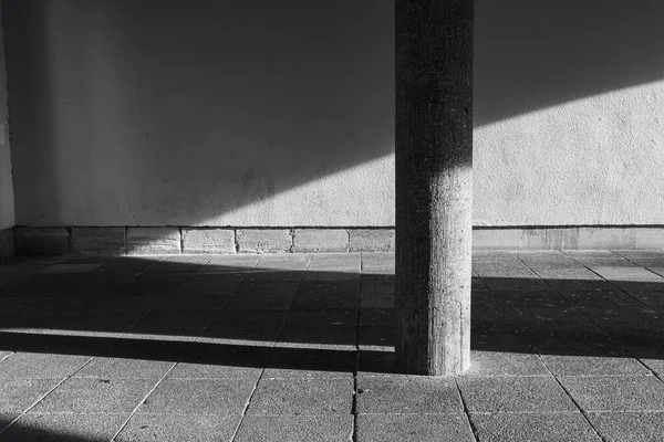 Uma Coluna Pedra Frente Uma Parede Com Sombra Luz Solar — Fotografia de Stock