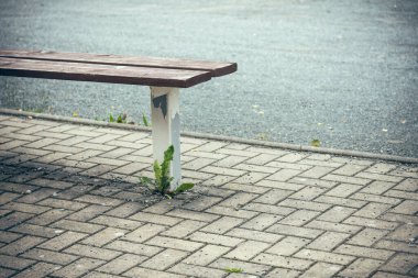 Caddenin önünde bir bank.