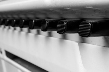 Bir sigara otomatı. Siyah beyaza yakın.