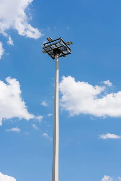 Projecteur Avec Ciel Bleu Nuages Avec Vue Bas — Photo