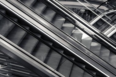 Siyah beyaz bir alışveriş merkezine yürüyen merdiven.