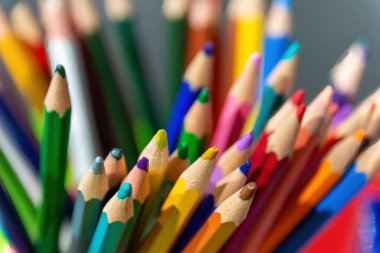 çok farklı pastel boya kalemleri yakın planda