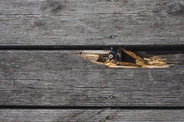 Tahta tahtalar, yukarıdan bakıldığında hasar görmüş.