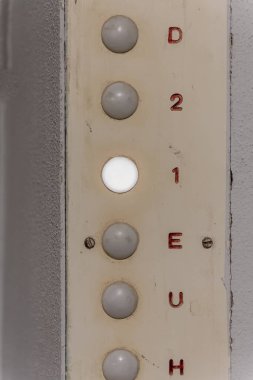 1 'de yanan eski bir asansör göstergesi
