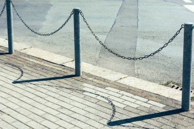 Zincirlerle dolu bir korkuluk Gün ışığında bir caddenin önünde