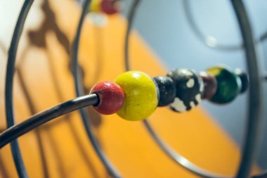Seçici odak noktasında metal çubukta topları olan bir çocuk oyuncağı.