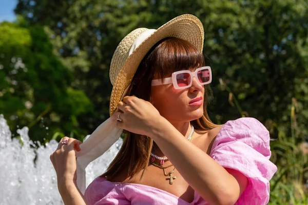 Uma Jovem Mulher Bonita Com Chapéu Óculos Sol Verão — Fotografia de Stock
