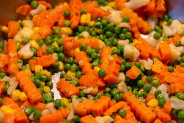 Bir tavada renkli taze karışık sebzeler