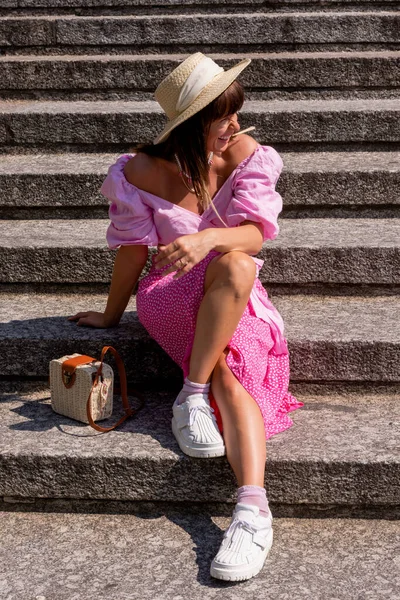 Uma Jovem Mulher Moda Sentada Uma Escada Verão Sorrindo — Fotografia de Stock