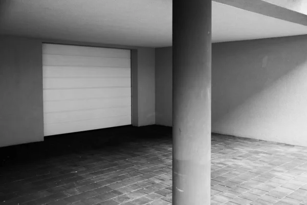 Garage Driveway Concrete Column Foreground Black White —  Fotos de Stock