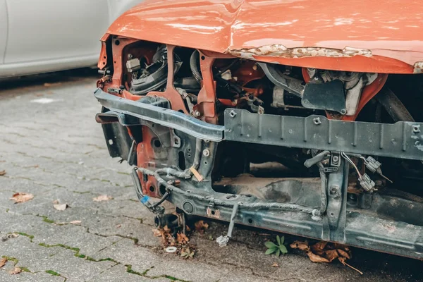 Ένα Κατεστραμμένο Κόκκινο Αυτοκινητιστικό Δυστύχημα Ένα Πάρκινγκ — Φωτογραφία Αρχείου