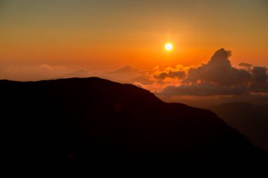 Krasnaya Polyana dağlarında güzel bir günbatımı