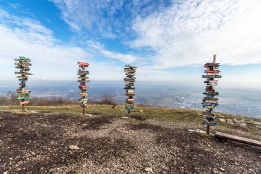 Kafkaslar, Pyatigorsk, Rusya: Sivri uçlu şehirler ve tepenin üzerindeki ahşap bank ile dağ direğinin manzarası