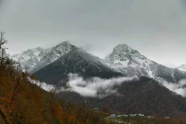 Krasnaya Polyana山区多云天气和多云 图库照片