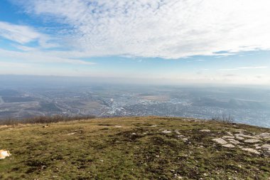Dağlara çıkan merdivenleri ve Mashuk Dağı 'ndan çıkan Pyatigorsk şehriyle güzel bir manzara. Stavropol bölgesi, Rusya. Şubat 2019