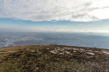 Dağlara çıkan merdivenleri ve Mashuk Dağı 'ndan çıkan Pyatigorsk şehriyle güzel bir manzara. Stavropol bölgesi, Rusya. Şubat 2019