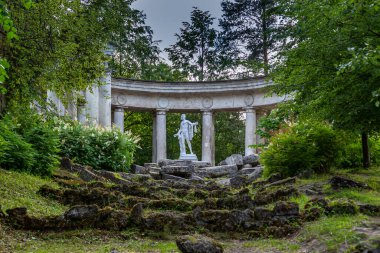 PAVLOVSK, RUSYA - 10 Temmuz 2019. Pavlovsk, St Petersburg, Rusya 'daki Pavlovsk Park bölgesinde Apollo Kolonisi 