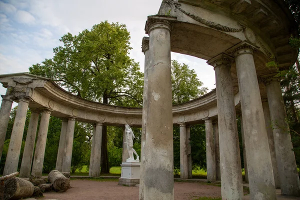PAVLOVSK, RUSYA - 10 Temmuz 2019. Pavlovsk, St Petersburg, Rusya 'daki Pavlovsk Park bölgesinde Apollo Kolonisi 