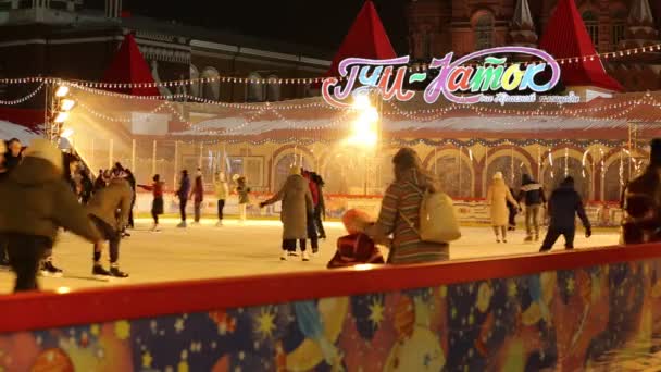 मॉस्कोमधील रेड स्क्वेअरवरील जीयूएम स्केटिंग रिक येथे स्केट करण्यासाठी अभ्यागत — स्टॉक व्हिडिओ