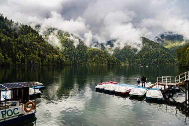 Abhazya, 29 Eylül 2019: Ritsa Gölü ve Abhazya Cumhuriyeti 'ndeki dağlar. 