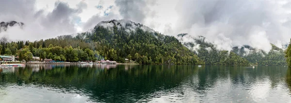 Abkhazia, September 29, 2019: Lake Ritsa and mountains in the Republic of Abkhazia. — Stock Photo, Image