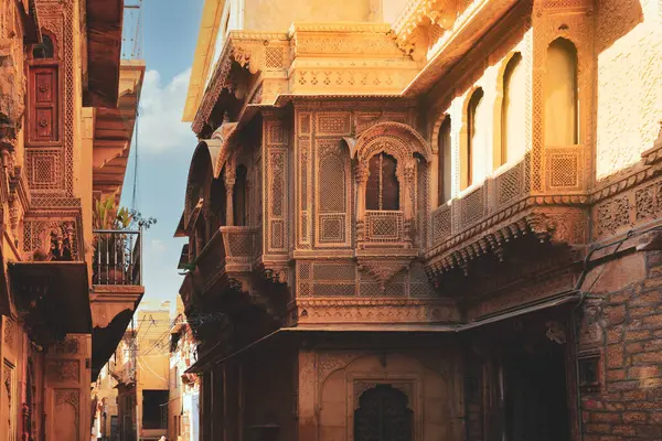 Jaisamer 'deki Haveli evinin ön cephesine odaklan. Jaisalmer Hindistan 'da Altın Şehir olarak bilinir.