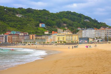 San Sebastian İspanya - 26 Haziran 2021: İnsanlar tatillerini San Sebastian Bask ülkesindeki La Concha plajında geçiriyorlar.